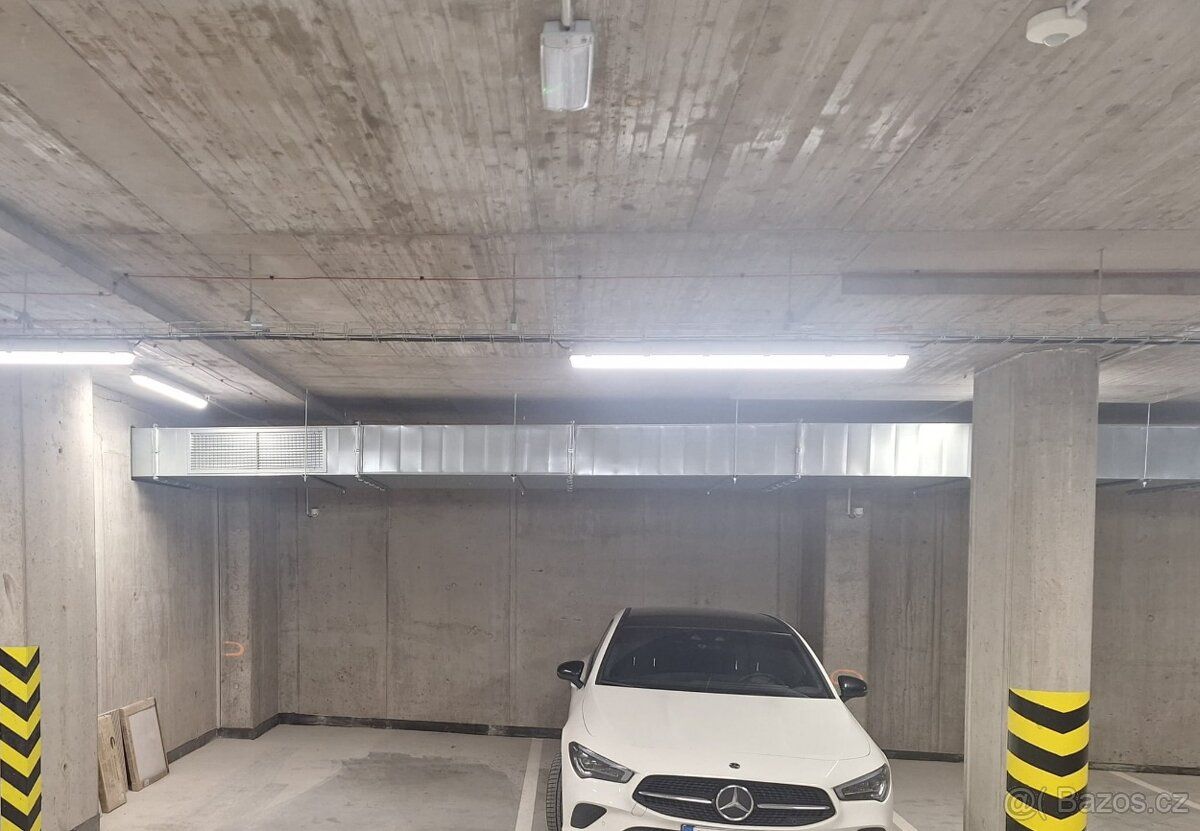 Nabízím k pronájmu dvojgarážového stání o celkové ploše 25m2