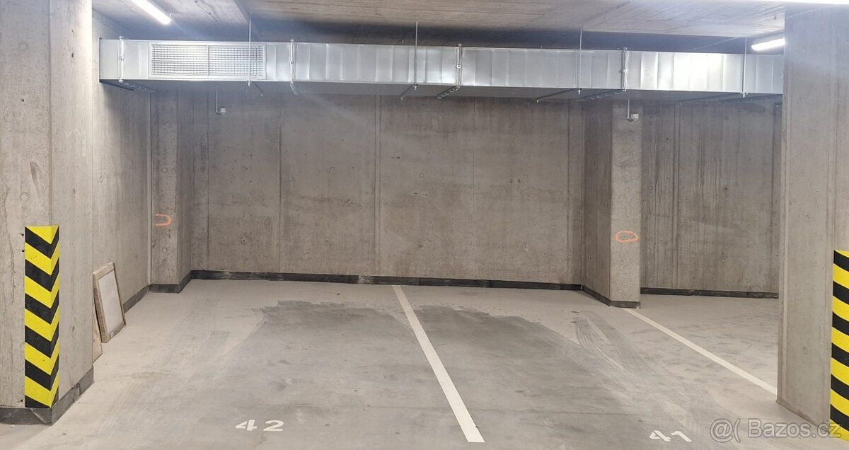 Nabízím k pronájmu dvojgarážového stání o celkové ploše 25m2