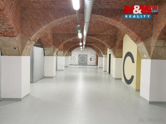 Nabízíme k pronájmu prostorný, kompletně zařízený byt 3+kk s