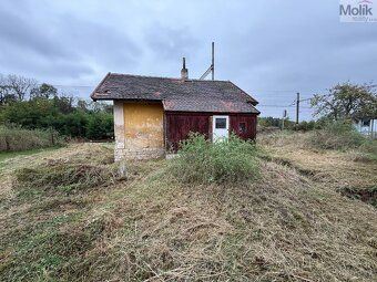 Prodám dva pozemky, nádražní domek, přivedena nová elektrika
