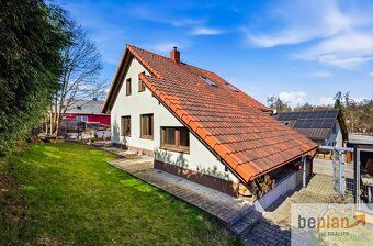 Nabízíme k prodeji útulný dům v obci Kamenice - Ládví, který