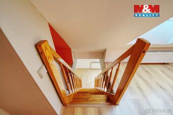 Nabízíme k prodeji světlý mezonetový byt o dispozici 3+1 a u