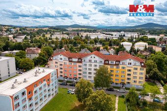 Nabízíme k pronájmu prostorný byt dispozice 3+1, který se na