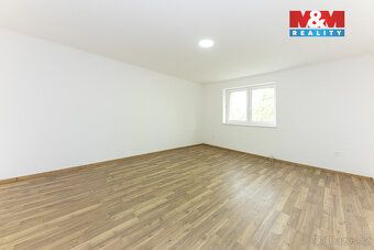 Nabízíme k pronájmu prostorný řadový rodinný dům po rekonstr