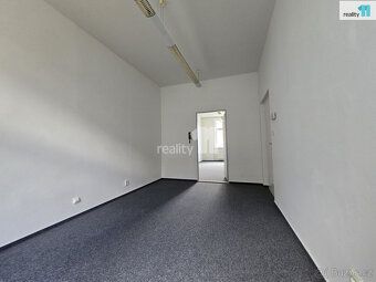 +popl. 10000, včetně DPH, Nabízíme pronájem ateliéru 3+1 v b