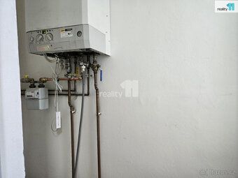 +popl. 10000, včetně DPH, Nabízíme pronájem ateliéru 3+1 v b