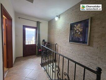 Nabízíme v klidné části Tribalje, pouhých 8 km od moře a 900