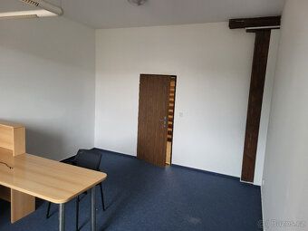 Kancelář v 1. patře budovy mlýna. Plocha 22m2 Samostatné měř