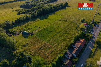 Nabízíme k prodeji rovinatý pozemek s výhledem na polosamotě