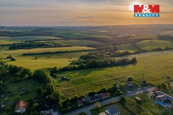 Nabízíme k prodeji rovinatý pozemek s výhledem na polosamotě