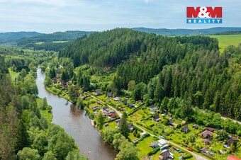 Nabízíme prodej útulné chaty dřevěné konstrukce na zděném zá