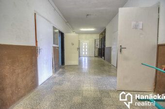 Předmětem prodeje je objekt Slovanského domu ve městě Moravs