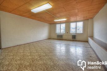 Předmětem prodeje je objekt Slovanského domu ve městě Moravs