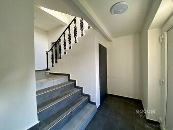 Příjemný byt po kompletní rekonstrukci s parkovacím místem a