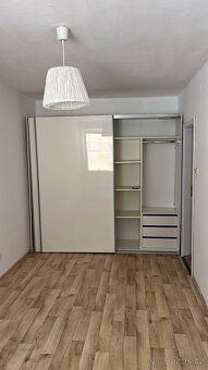Byt o velikosti 68m2, s balkónem po rekonstrukci. Nájem 1800