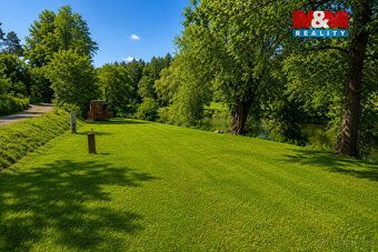 Nabízíme k prodeji pozemek o rozloze 804 m² na břehu Sázavy.