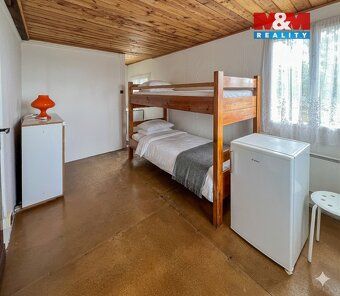 Nabízíme k prodeji rekreační chatu o velikosti 40 m² s krásn