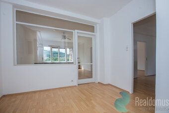 Reprezentativní bydlení pro advokátní kancelář, management s