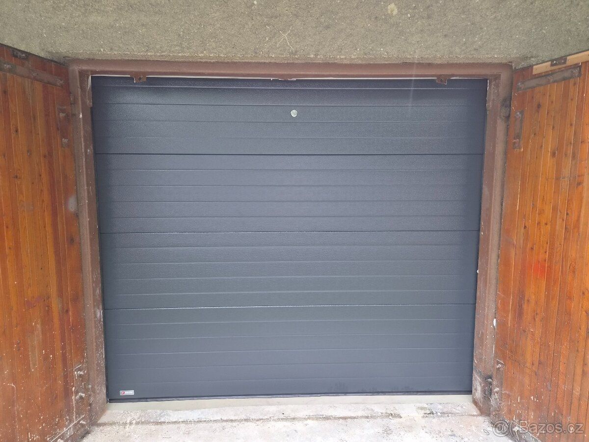 Nabízím ke koupi zděnou garáž s vlastním pozemkem pod ní na 