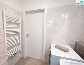+ poplatky 3 000,-/měs. + kauce + provize RK, Nabízíme exklu