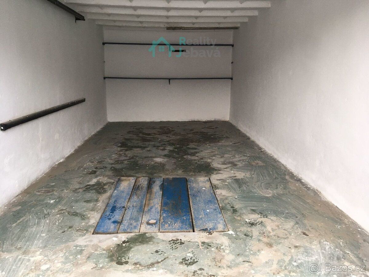 Nabízíme k prodeji udržovanou garáž v oblíbené části Chrudim