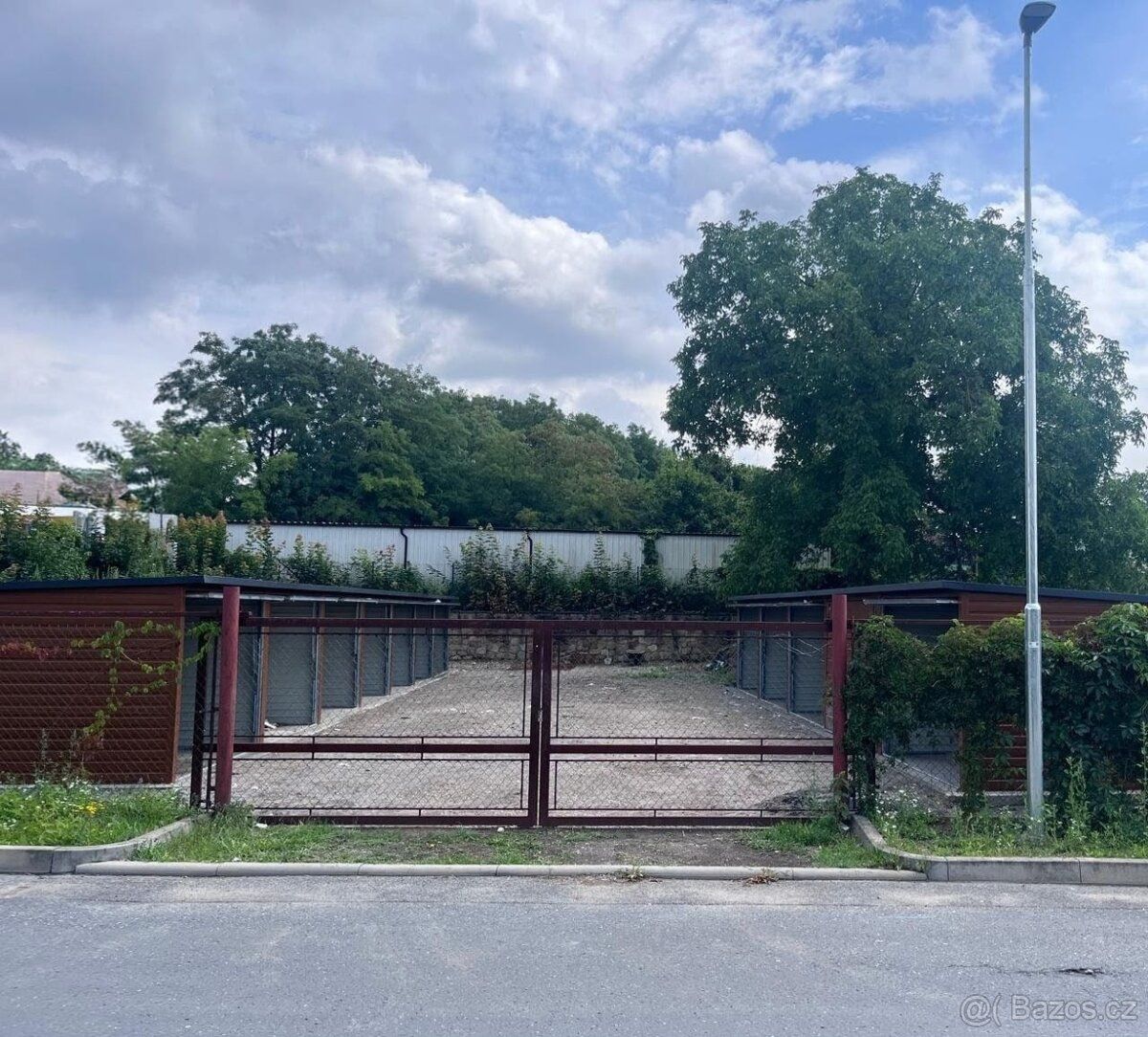 Pronájem řadovych garáži v Milovicích.