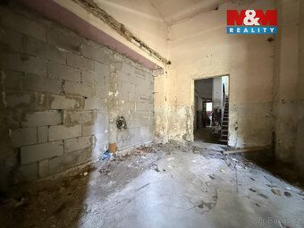 Nabízíme k prodeji samostatně stojící třípodlažní komerční d