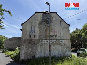 Nabízíme k prodeji samostatně stojící třípodlažní komerční d