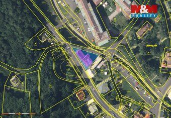 Nabízíme k prodeji samostatně stojící třípodlažní komerční d