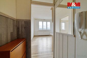 Nabízíme pronájem bytu 1+1, 36 m2, ve třetím patře panelovéh