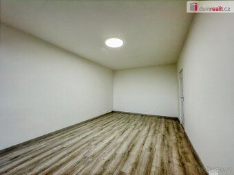 zálohy na teplou, studenou vodu a teplo 2569,- Kč, kauce 20.