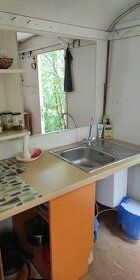 Neváhejte se zrelaxovat v retro maringotce poblíž rybníku a 