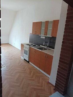 podkrovní byt 30m2, akumulační topení, částečně zateplené. m