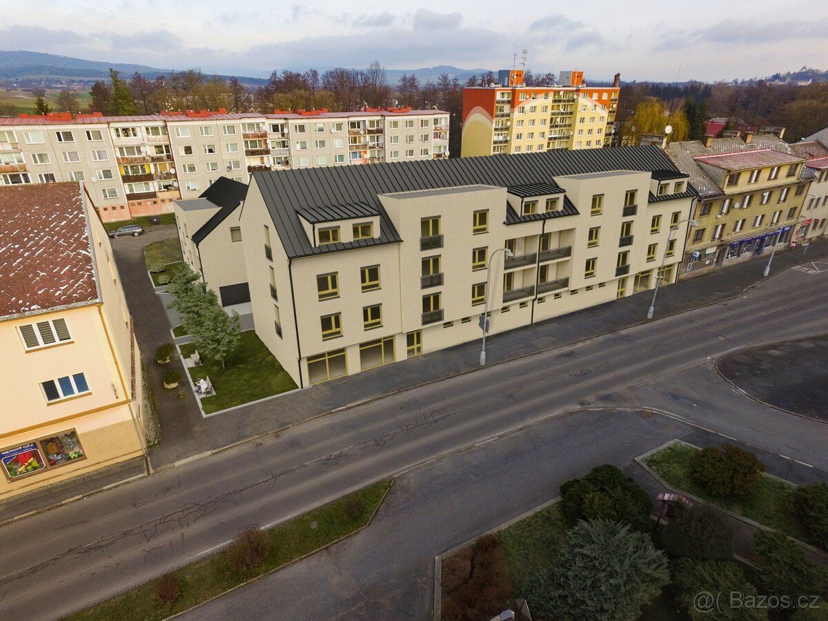 Moderní bytový dům na náměstí v Nýrsku nabízí komfortní bydl