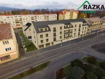 Moderní bytový dům na náměstí v Nýrsku nabízí komfortní bydl