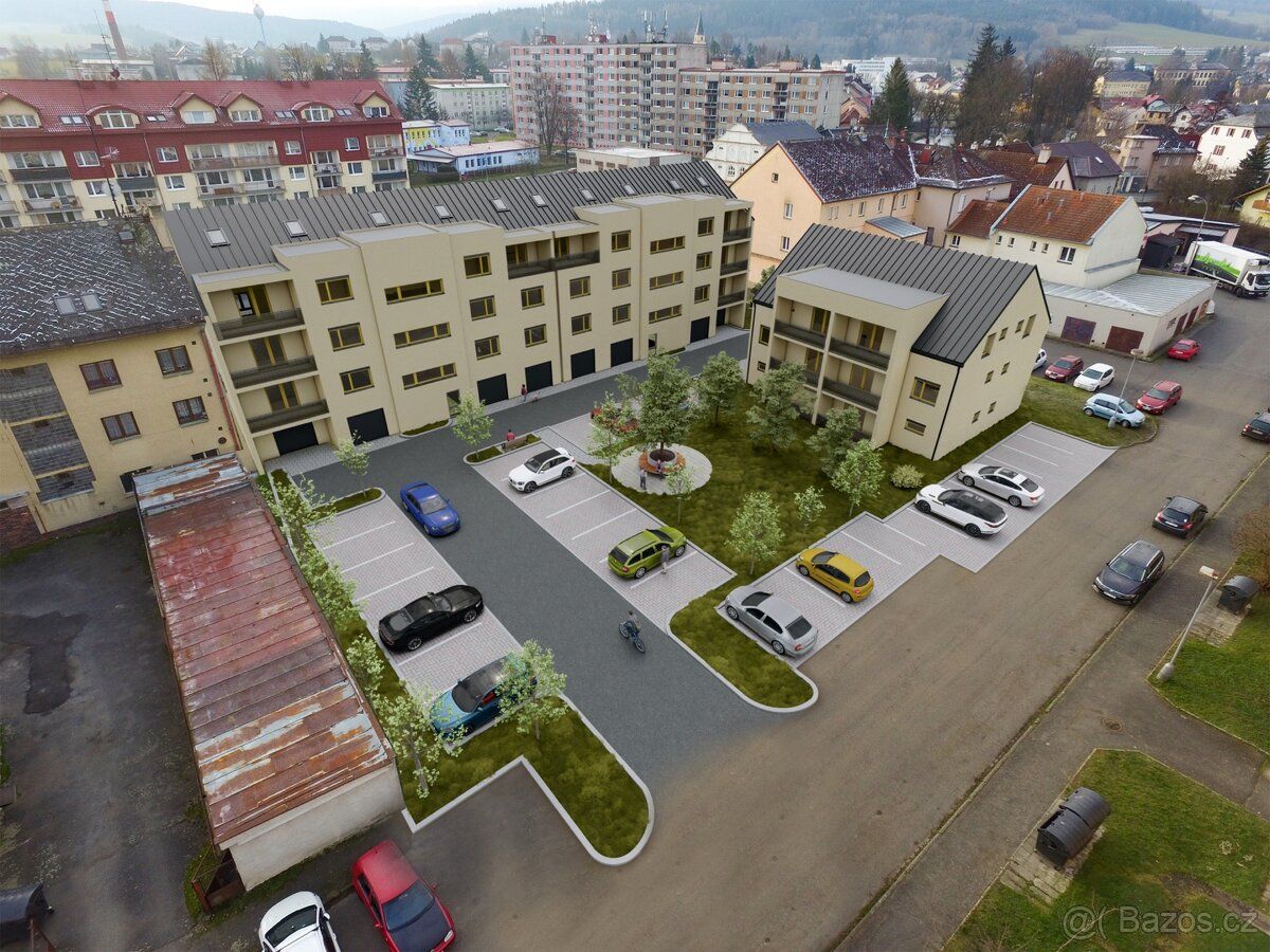 Moderní bytový dům na náměstí v Nýrsku nabízí komfortní bydl