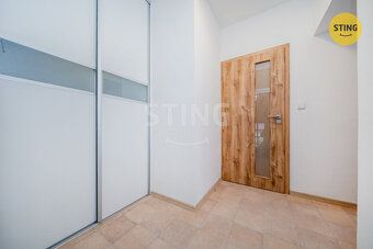 Ve výhradním zastoupení nabízíme k pronájmu prostorný byt 3+