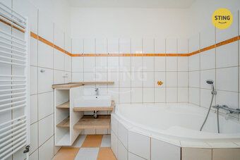 Ve výhradním zastoupení nabízíme k pronájmu prostorný byt 3+