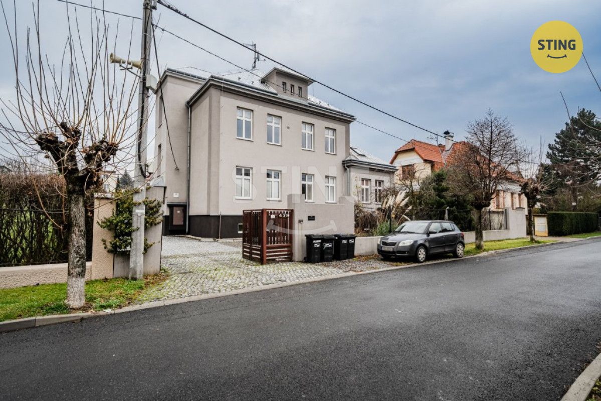Ve výhradním zastoupení nabízíme k pronájmu prostorný byt 2+