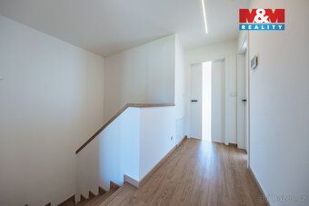Prostorný rodinný dům se zahradou jen kousek od Prahy – to j