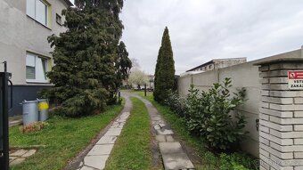 Ev.č. 27016-1 K pronájmu dvě řadové garáže situované v centr