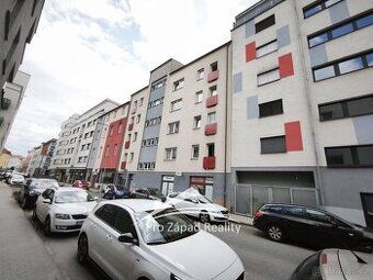 K dlouhodobému pronájmu nabízíme zavedené kadeřnictví o veli