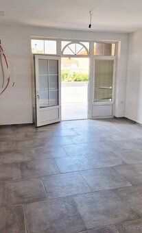 Na prodej nový, nezařízený apartmán ve vyvýšeném přízemí byt