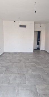 Na prodej nový, nezařízený apartmán ve vyvýšeném přízemí byt