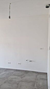 Na prodej nový, nezařízený apartmán ve vyvýšeném přízemí byt