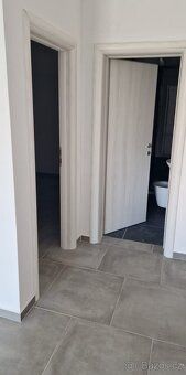 Na prodej nový, nezařízený apartmán ve vyvýšeném přízemí byt