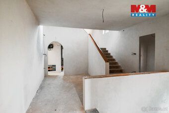 Nabízíme k prodeji prostornou rodinnou vilu v malebné jihoče