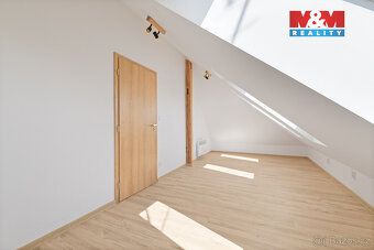 Nabízíme k prodeji prostorný a moderní byt 3+1 v osobním vla