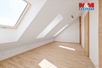 Nabízíme k prodeji prostorný a moderní byt 3+1 v osobním vla