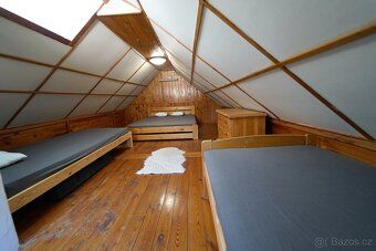 Nabízím k prodeji zděnou chatu o celkové ploše 42 m² s garáž